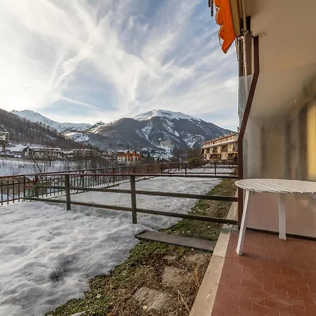 Panoramico Vista Maneggio E Piste Da Sci Daire
